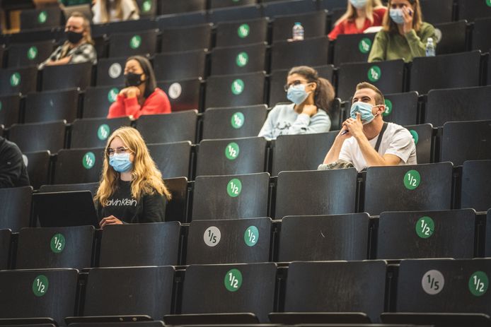 studenten in aula met corona-maatregelen in code oranje.