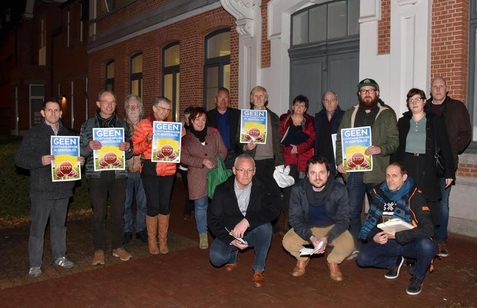 Een vijftiental bewoners en N-VA-raadsleden betogen tijdens de gemeenteraad.
