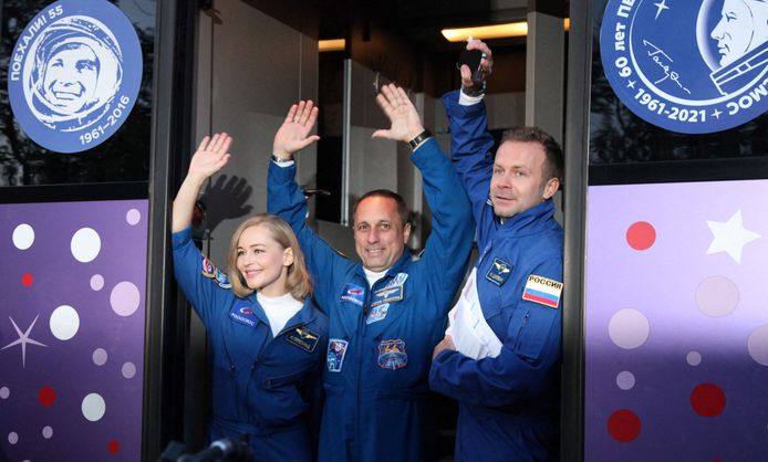 De actrice en regisseur hebben geen ervaring met ruimtereizen. Ze worden tijdens hun tocht begeleid door de ervaren kosmonaut Anton Sjkaplerov.