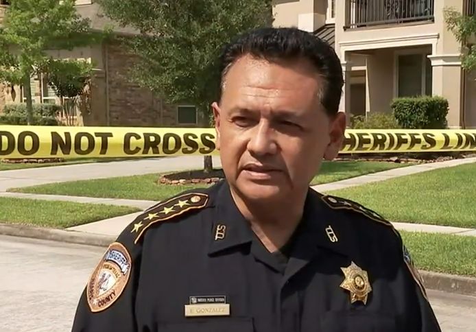 Sheriff Ed Gonzalez geeft duiding bij de tragedie.