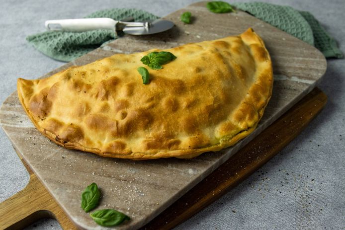 Romige kip-pesto calzone.
