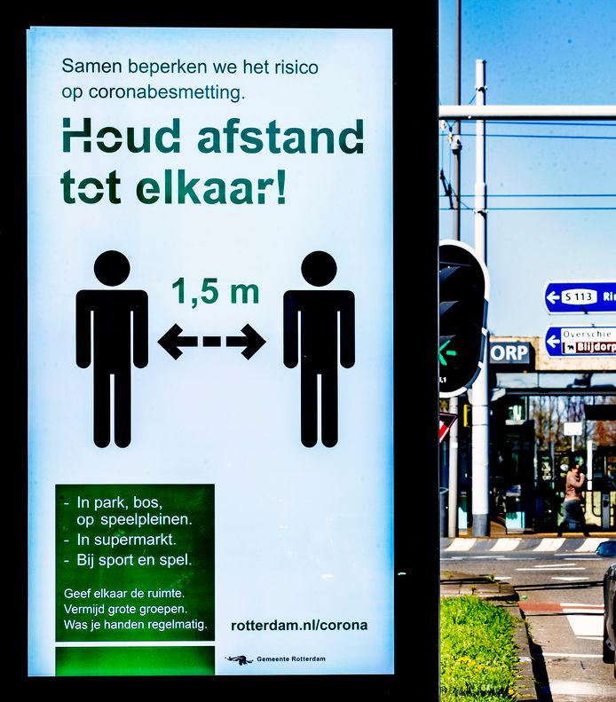 Op een bord in de binnenstad van Rotterdam wordt aangegeven dat mensen afstand moeten houden.