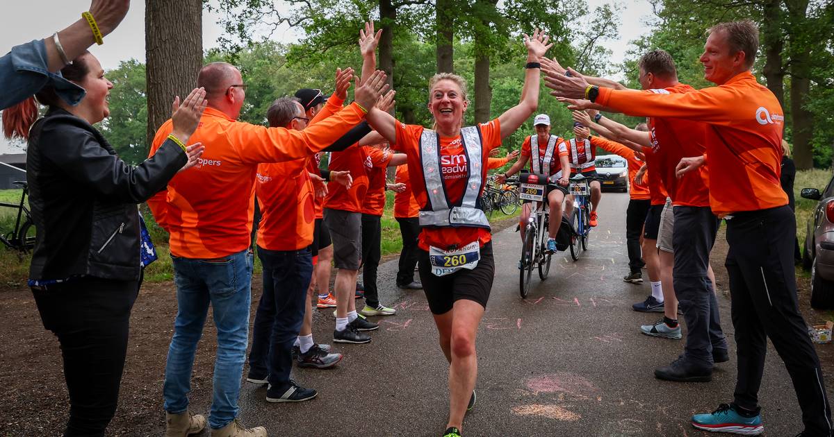 Groots onthaal voor kletsnatte Roparunners in Almelo: ‘Het was één groot feest’