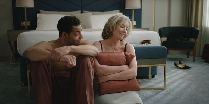 Daryl McCormack dan Emma Thompson dalam Good Luck to You, Leo Grande.