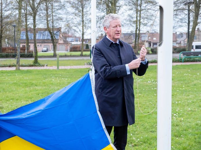 Pieter De Crem hijst de vlag van Oekraïne.