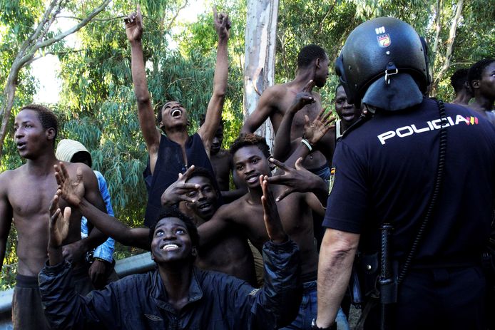 De migranten klommen over een hek van zes meter hoog om Ceuta, de Spaanse exclave in Noord-Afrika, te bereiken.