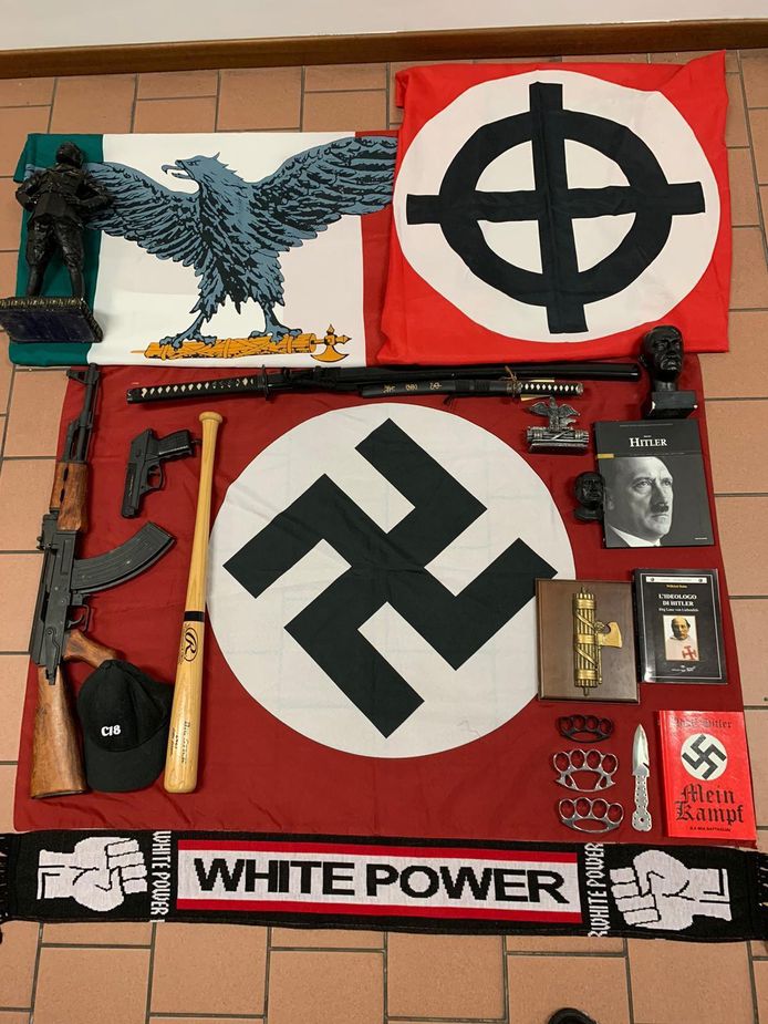 De Italiaanse politie deelde foto’s van het propagandamateriaal dat in beslag werd genomen.