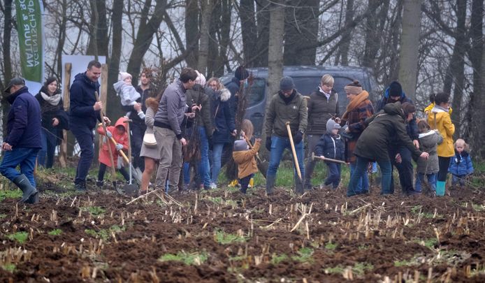 70 gezinnen plantten bomen en struiken langs De Verdronken Weide in Ieper.