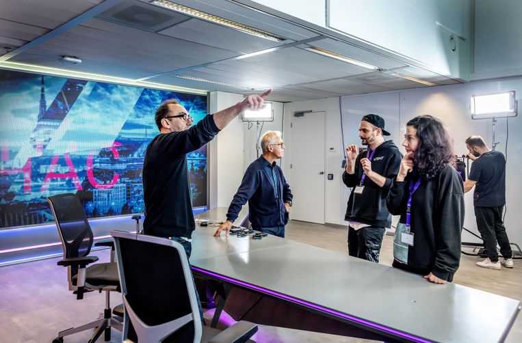 Derk Sauer, directeur van The Moscow Times (midden), en zijn Russische collega's van TV Rain nemen de laatste handelingen door voordat de tv-zender live gaat. Beeld Jean-Pierre Jans