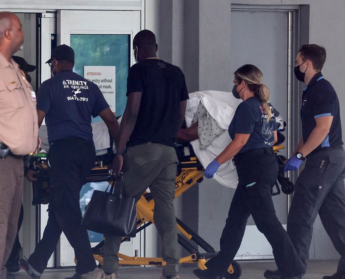 Martine Moïse, de vrouw van de president, wordt in het ziekenhuis van Miami binnengeleid.