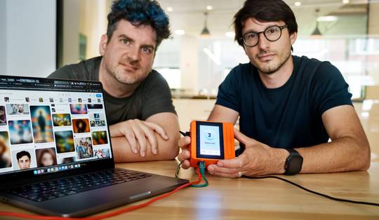 Het oranje bakje dat phishing en AI-bagger uit uw huis moet houden