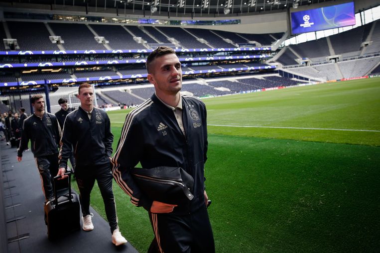 Dusan Tudac voorop onderweg naar de training in het stadion van Tottenham Hotspur in Londen. Beeld BSR Agency