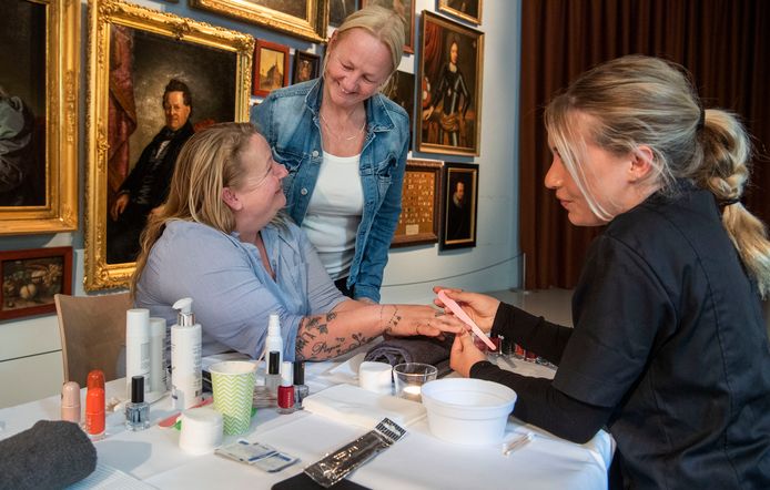 Een manicure en een leuk kleurtje op de nagels. Patricia Bousema (links) en haar zus Cindy laten zich een paar uurtjes verwennen op de eerste Wolkendag van de voedselbank.