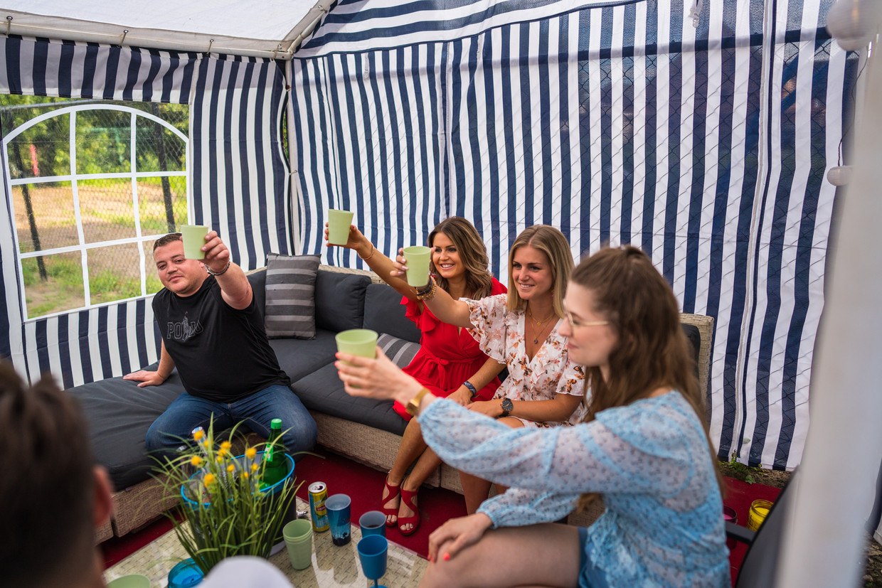 De virtuele editie van Tomorrowland in de feesttent van Jess De Ridder en zijn vrienden in Stekene.  Beeld Wouter Van Vooren
