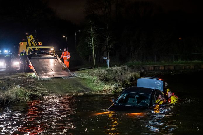 Een reddingsteam van de brandweer moest het water in om de auto vast te maken waarna de auto uit het Wilhelminakanaal getakeld kon worden.