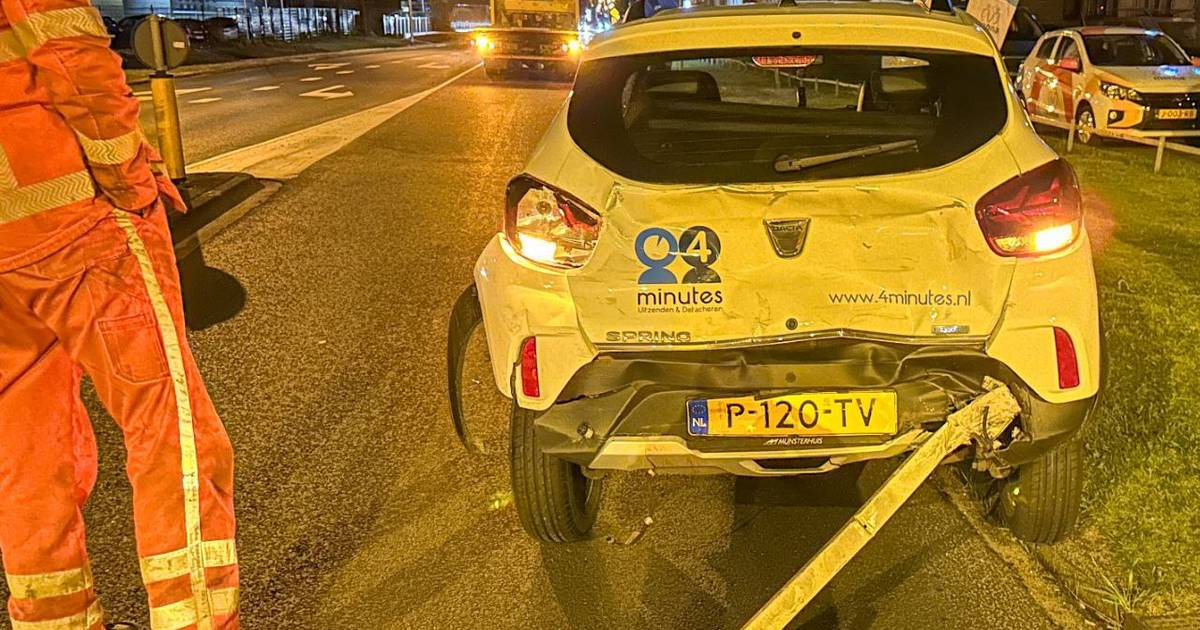 Ongeval op Westerval in Enschede, automobilist gaat er na botsing vandoor.