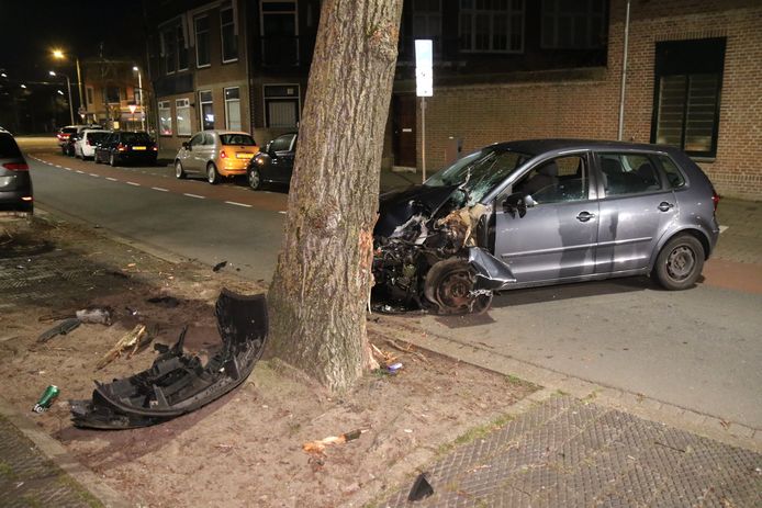 Het eenzijdige ongeval vond plaats op de Van Boetzelaerlaan in Den Haag.