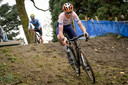 Guus van de Eijnden stuurt zijn fiets behendig richting het podium.