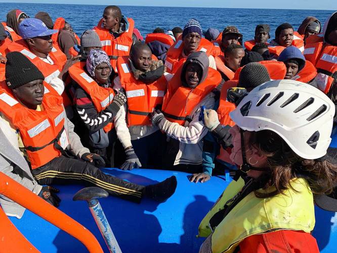 “Italiaanse havens blijven gesloten voor migranten”, herhaalt Salvini nu Nederlands reddingsschip op komst is