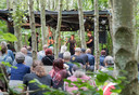 De Folkband Lena tijdens een optreden in het knusse bostheater op EEF.