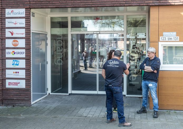 Medewerkers van Fokker Landing Gear in Helmond in onderling gesprek na de bijeenkomst met de vakbonden over de sluiting van de fabriek. De gefotografeerde medewerkers hebben niet de in de tekst aangehaalde uitspraken gedaan.