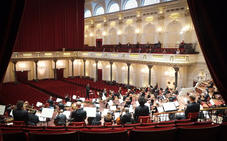 Het Concertgebouworkest speelde vrijdag in een leeg Concertgebouw. Beeld Peter Tollenaar