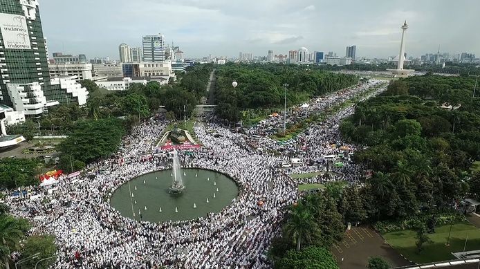 De metropool Jakarta met zijn meer dan tien miljoen inwoners lijdt onder een chronische verkeerschaos en zinkt.