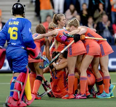 Hockeysters openen EK met zege in de regen