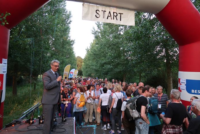 Het startschot voor de Midzomer Wandeltocht in Eindhoven in 2019.