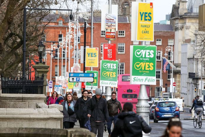 'Yes' en 'No' posters kleuren het straatbeeld in de Ierse hoofdstad Dublin in de aanloop naar de referenda van vrijdag.