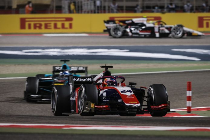 Bent Viscaal in actie tijdens zijn debuut in de Formule 2 in Bahrein.