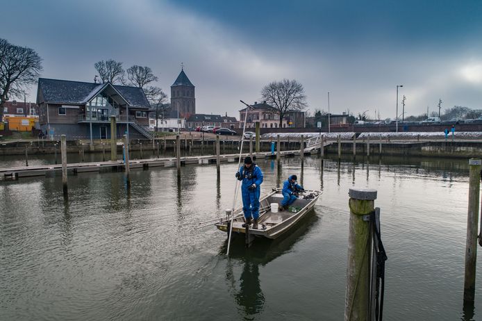 Voor de derde keer wordt aanvullend bodemonderzoek gedaan in de Nieuwe Buitenhaven in Kampen. Vanuit een bootje worden monsters genomen. Dit is nodig om de mate van vervuiling nog beter in kaart te brengen.