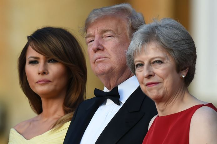 De Trumps en Theresa May en haar echtgenoot Philip tijdens de welkomstceremonie op Blenheim Palace, de geboorteplaats van Winston Churchill.