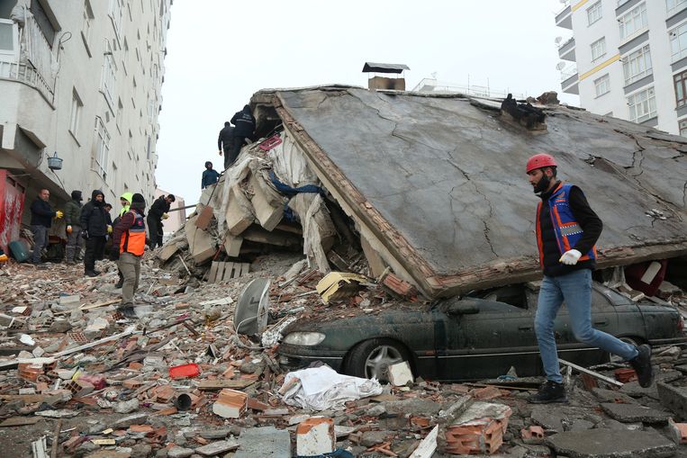 Reddingswerkers zoeken naar overlevenden na de aardbeving in Diyarbakir, Turkije.  Beeld Reuters