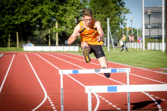 Atletiektalent Sven Roosen doet op het Europees Jeugd Olympisch Festival in Hongarije mee aan de 400 meter horden.