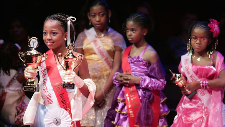 Twaalf meisjes van acht tot twaalf jaar streden zondag om de titel van Little Miss Kwakoe 2009. Foto Jean-Pierre Jans Beeld 