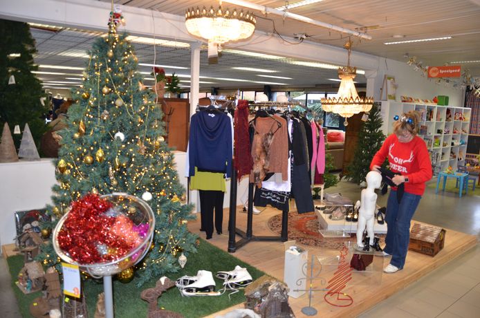 De Kringwinkel baadt ook de komende weken nog in een kerstsfeer.
