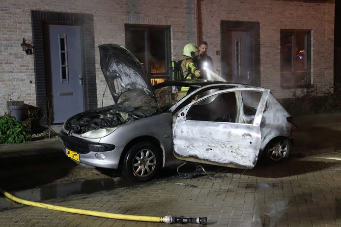 Auto gaat op in vlammen: politie Kampen gaat uit van brandstichting ...