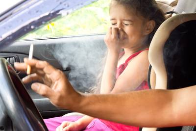 Pourquoi la possible interdiction de fumer en voiture avec enfant fait tousser en Allemagne