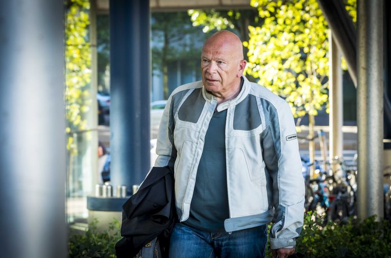 Peter Plasman, advocaat van oud-beveiliger Faris K., arriveert bij de rechtbank. Beeld ANP