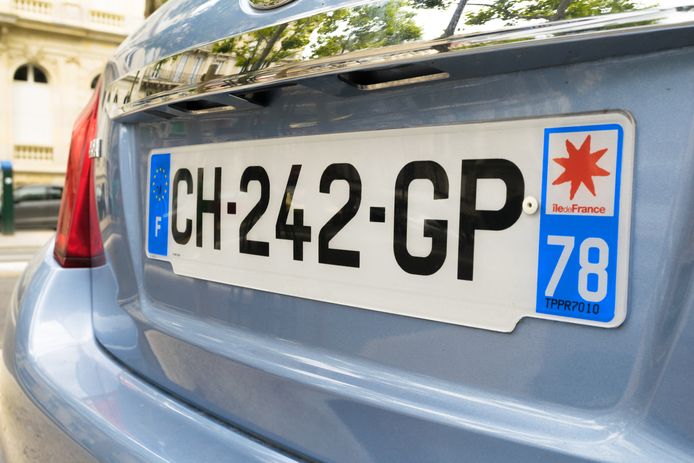 Een Frans nummerbord moderne stijl, met rechts de departementcode en het regiologo.