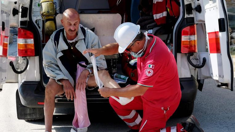 Een man wordt medisch geholpen, gisteren in Italië. Beeld Afp
