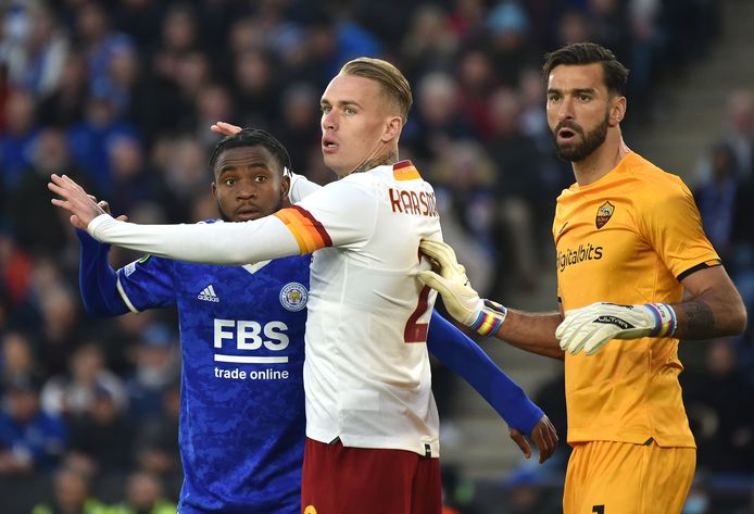 Rick Karsdorp probeert Ademola Lookman, die uiteindelijk wel tekende voor de gelijkmaker van Leicester, in bedwang te houden.