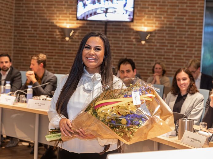 Shalandra Hitipeuw (26) is donderdag geïnstalleerd als wethouder in de gemeente Vijfheerenlanden. Ze volgt daarmee John van der Velden op.