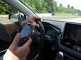 Themabeeld - bestuurder gebruikt gsm achter stuur