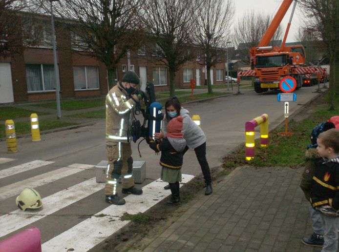 De kleuters van basisschool De Lettertuin in Ninove kregen de brandweer op bezoek.