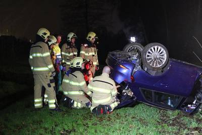 Auto op de kop in de berm langs de A30