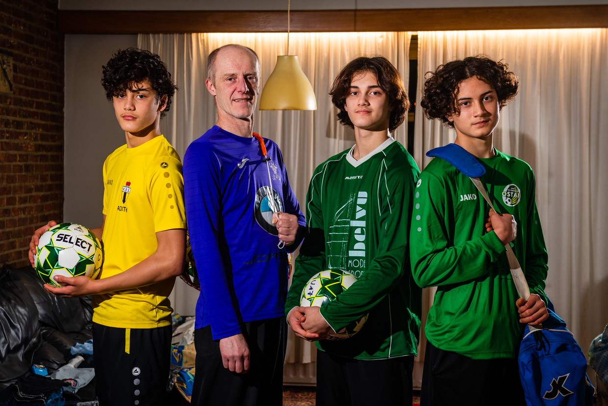 Bob Conix, vader van drie voetballende tieners, betaalde afgelopen zomer 910 euro aan lidgelden. Beeld Gregory Van Gansen / Photo News