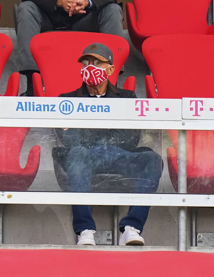 Totaal onherkenbaar, maar dit is Franz Beckenbauer op de tribune van Bayern München