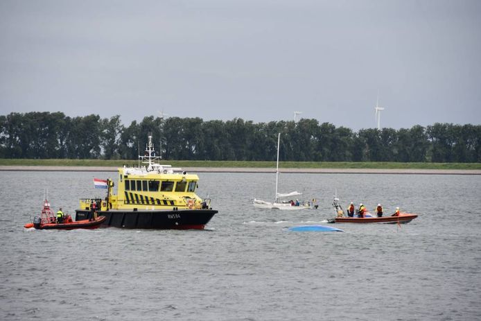 Het bootje verdween bijna onder water op de Oosterschelde.